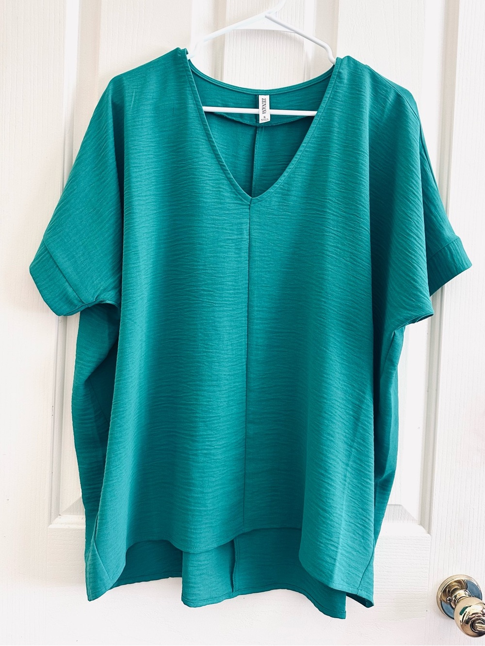Discount Divas Relaxed V-Neck Airflow Top in Emerald Green